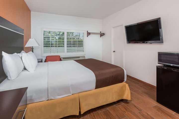 1 Queen Bed (6 of 8)