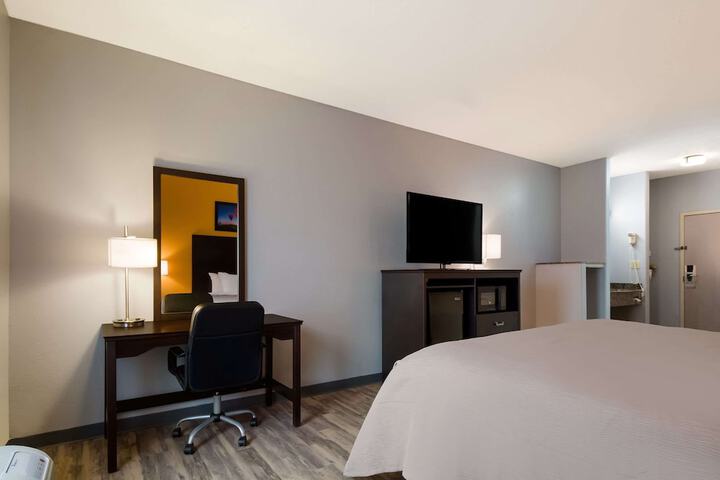 1 King Bed (7 of 19)