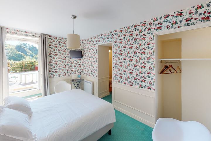 Room 11 of 34