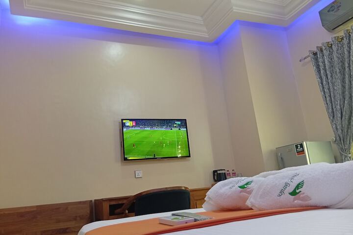 Room 5 of 16
