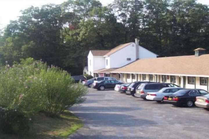 Exterior of Shore Hills Motel