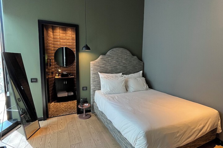 Room 17 of 38