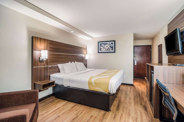 1 King Bed (4 of 12)