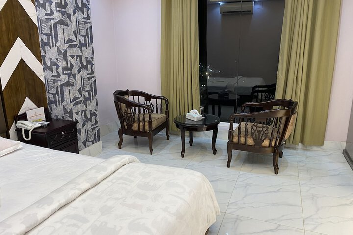 Room 4 of 10