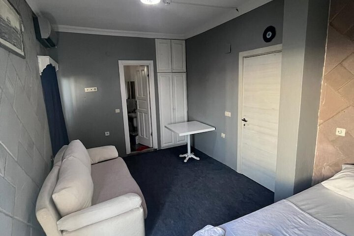 Room 13 of 18