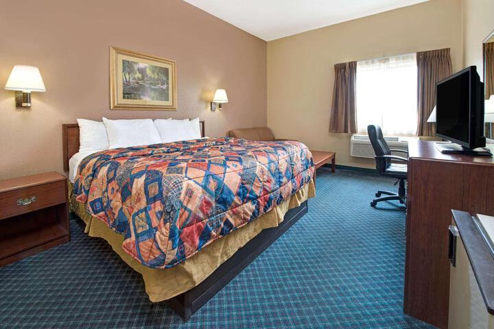 1 King Bed (3 of 9)