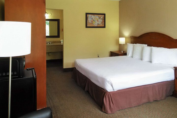 1 King Bed (2 of 8)