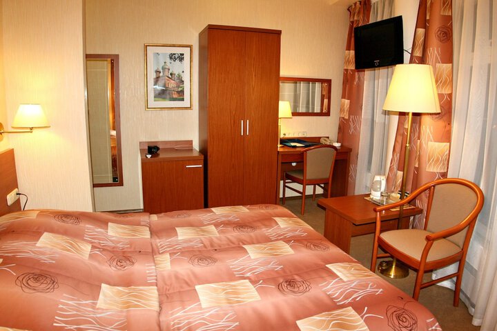 Room 3 of 99