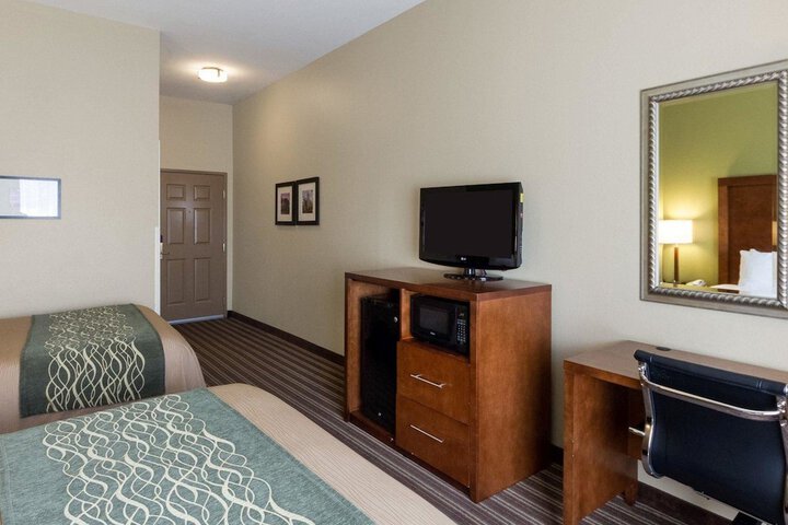 2 Queen Beds (1 of 10)