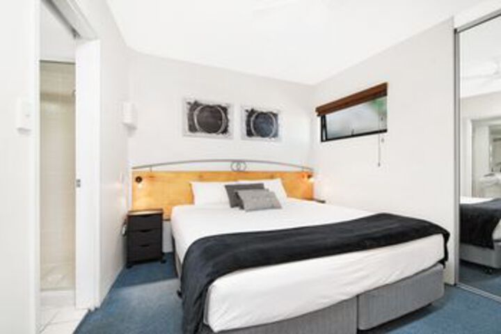 Room 5 of 16