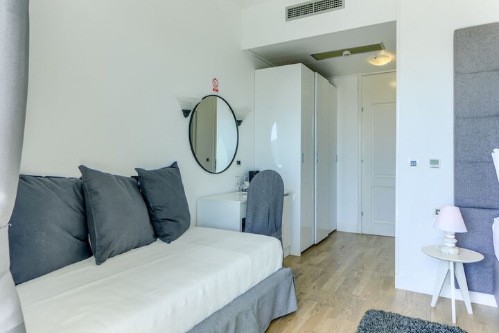 Room 11 of 49