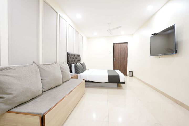 Room 9 of 32