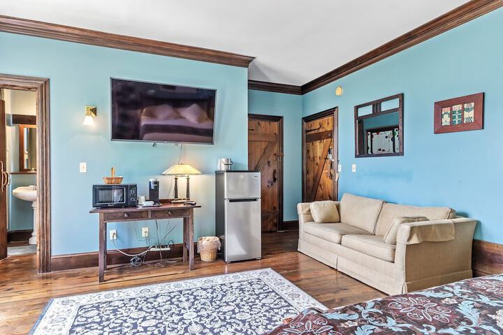 Snug Hug Queen Suite with Fireplace (72 of 131)