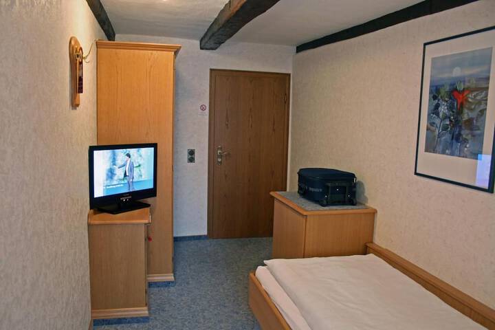 Room 9 of 25
