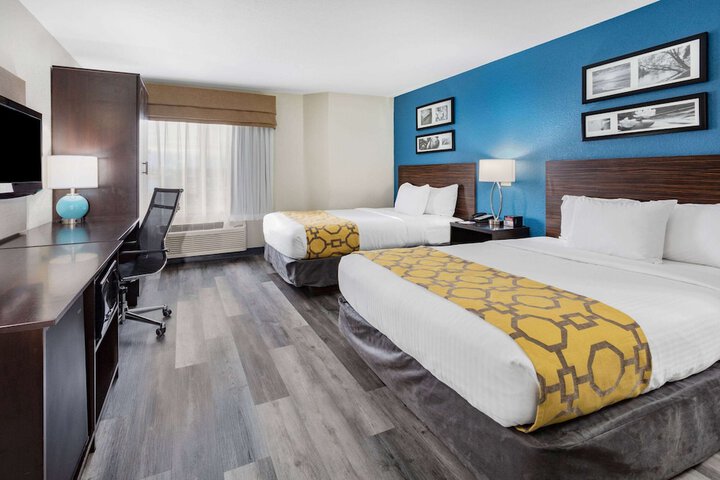 1 Queen Bed Mobility Hearing Accessible Room Bathtub with Grab Bars (5 of 15)