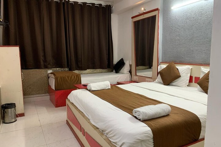 Room 11 of 18