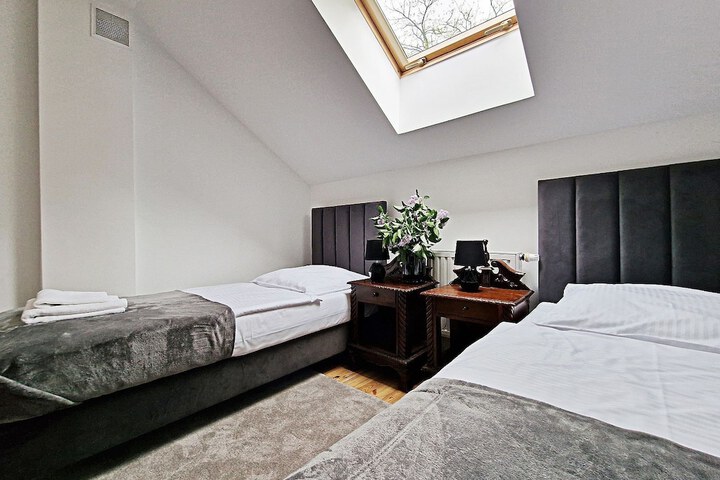 Room 6 of 18