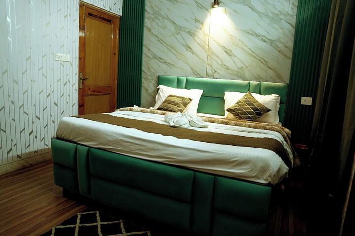 Room 16 of 27