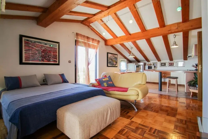 Room 4 of 11