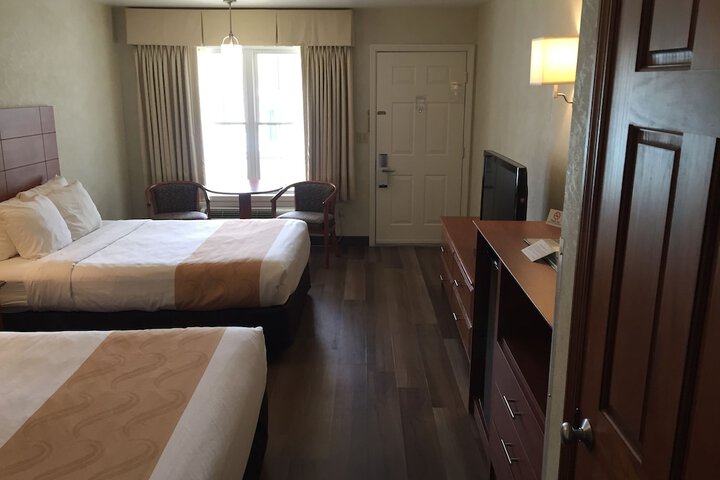 2 Queen Beds (12 of 19)