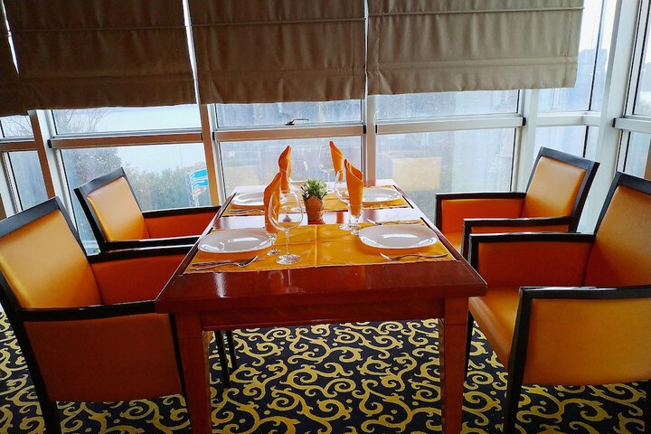 Dining 4 of 18