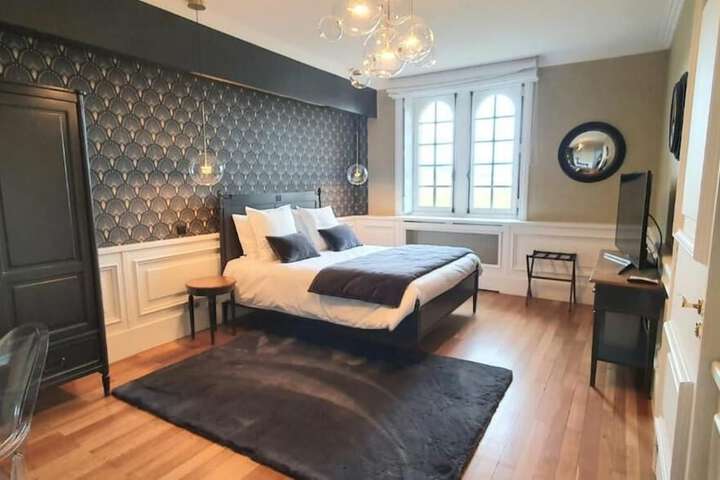 Room 6 of 99