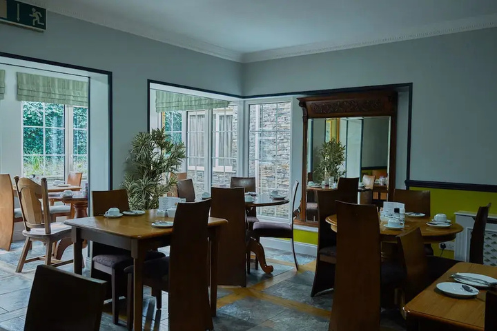 Dining 16 of 17