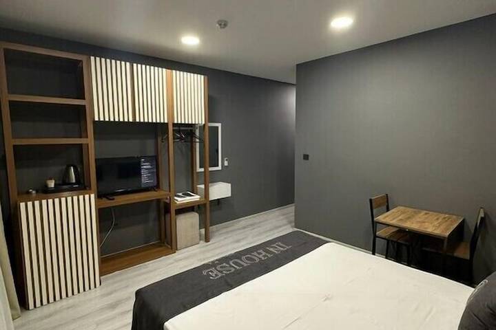 Room 10 of 18