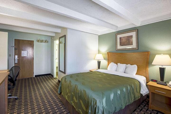 1 Queen Bed (4 of 16)