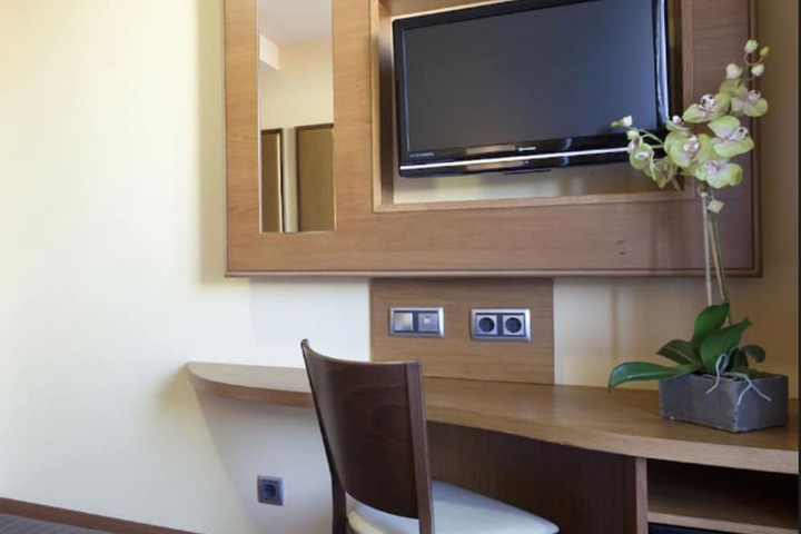 Room 10 of 42