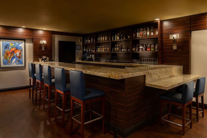 Lounge 23 of 28