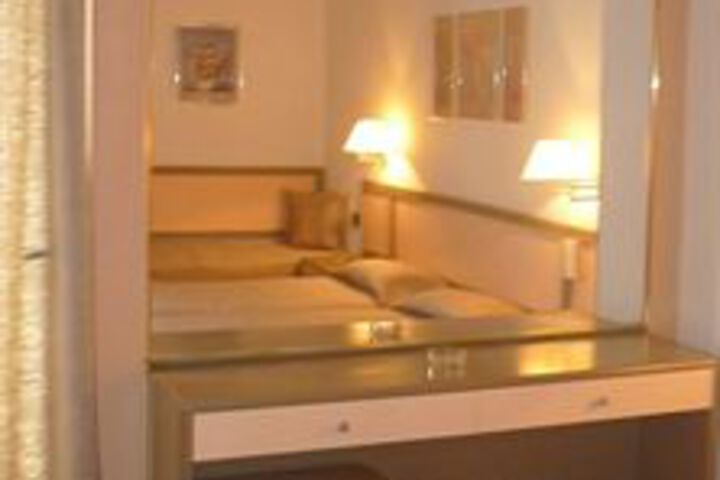 Room 9 of 10