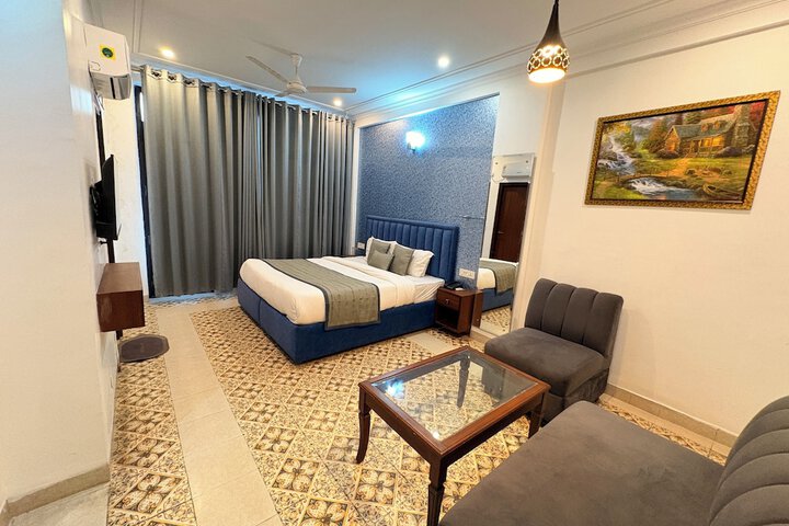Room 11 of 31
