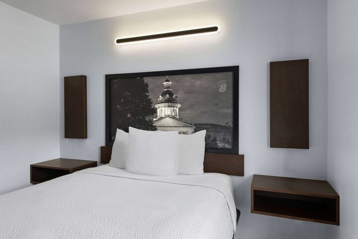 1 Queen Bed (11 of 16)
