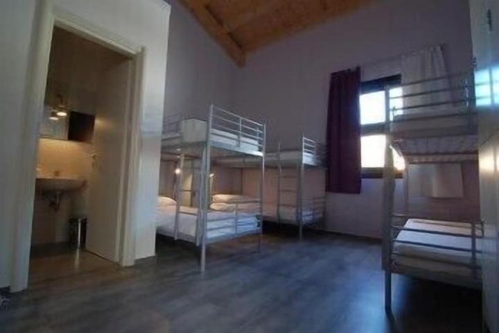 Room 8 of 33