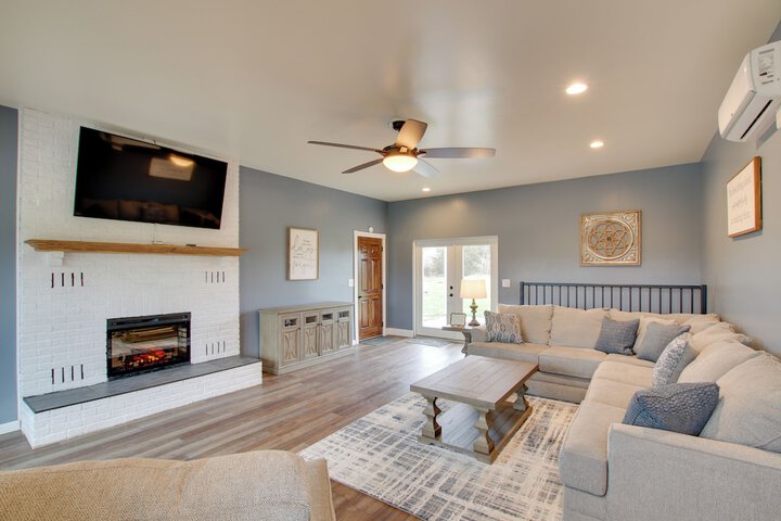 Chic Ste Genevieve Home w / Nice Interior Amenities