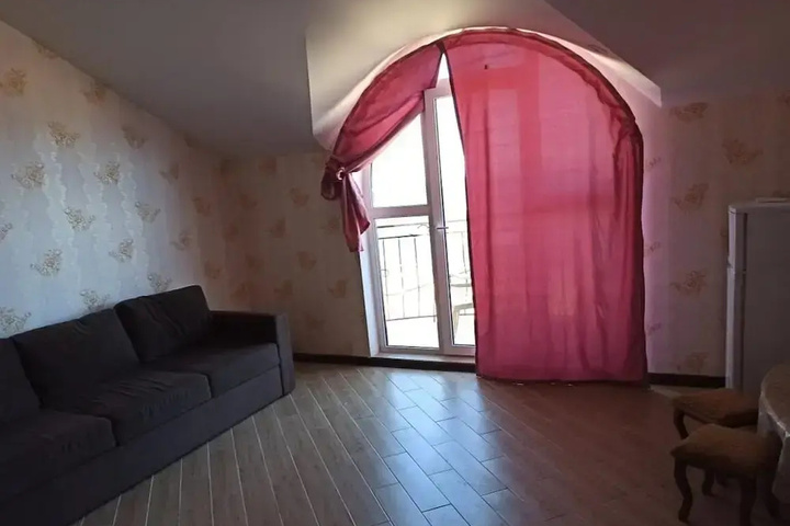 Room 4 of 11