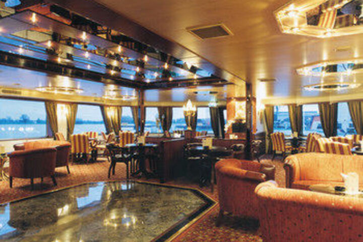 Lounge 22 of 37