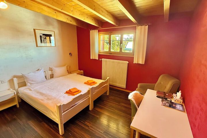 Room 2 of 67