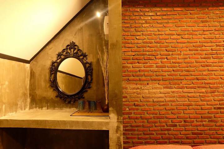 Room 13 of 28