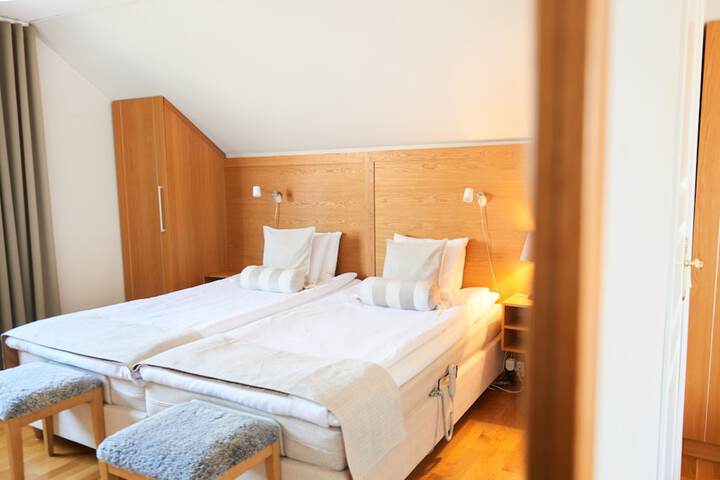 Room 27 of 103