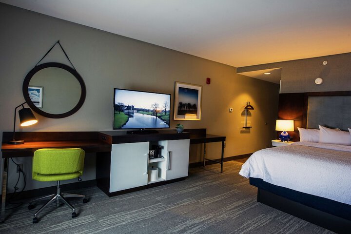 King Accessible Room with Refrigerator Non-Smoking (27 of 27)