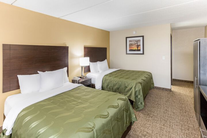 1 Queen Bed (4 of 17)