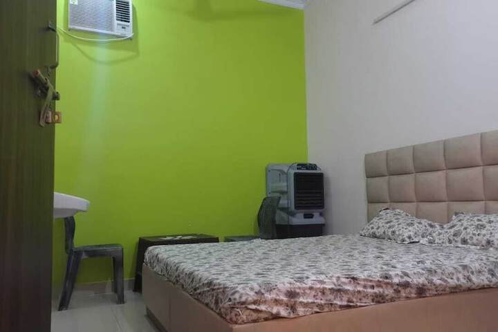 Room 4 of 8