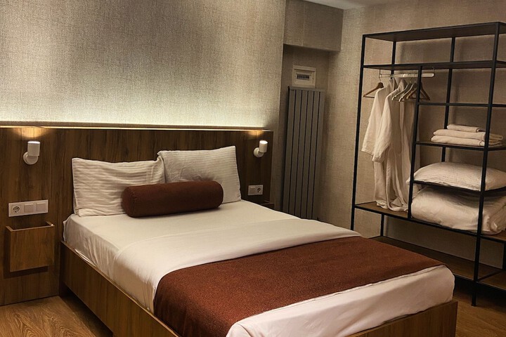 Room 6 of 15