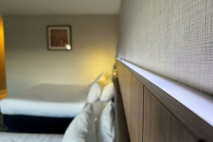 1 Queen Bed (3 of 7)
