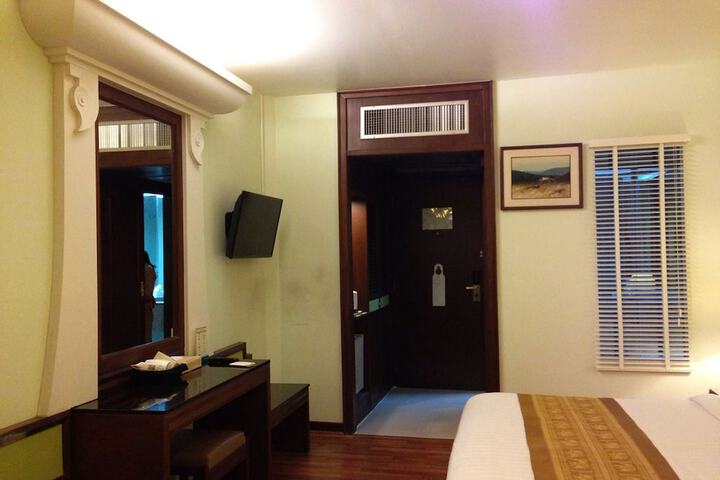 Room 12 of 50