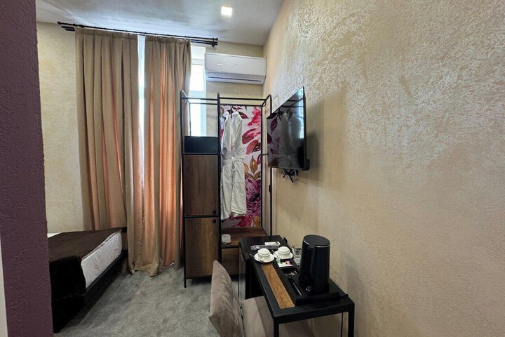 Room 10 of 32