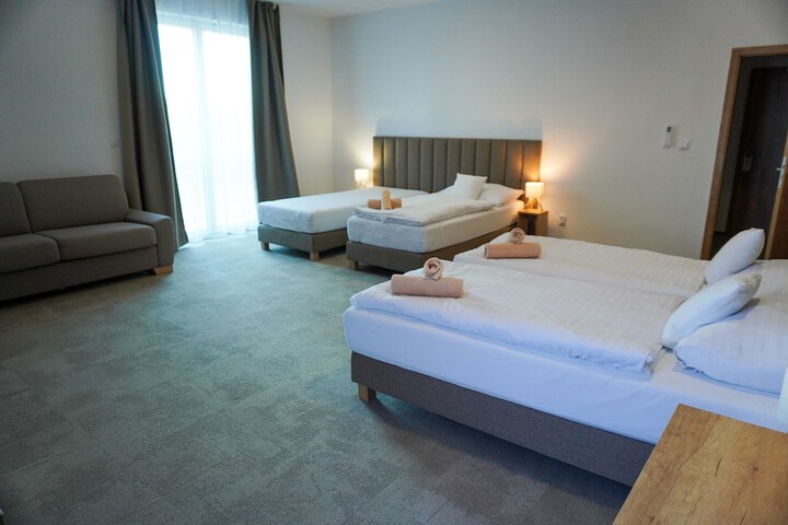 Room 10 of 76