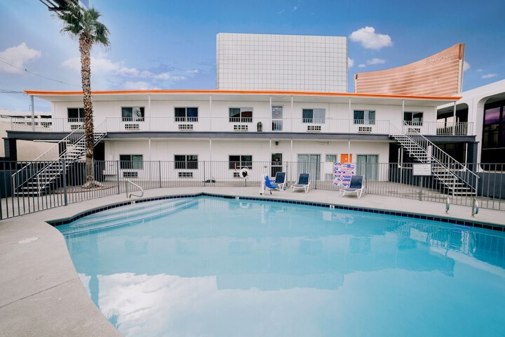 Pool 16 of 18